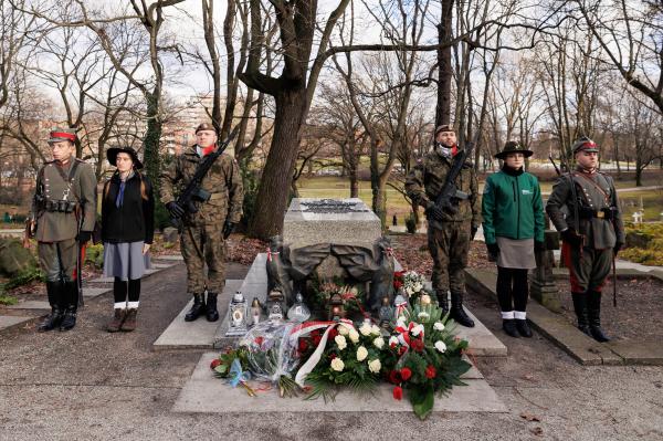 Złożenie kwiatów na mogiłach na Cmentarzu Zasłużonych Wielkopolan- kliknij aby powiększyć