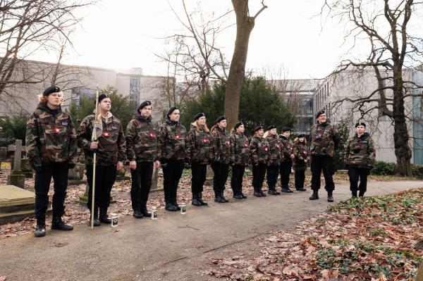 Złożenie kwiatów na mogiłach na Cmentarzu Zasłużonych Wielkopolan- kliknij aby powiększyć