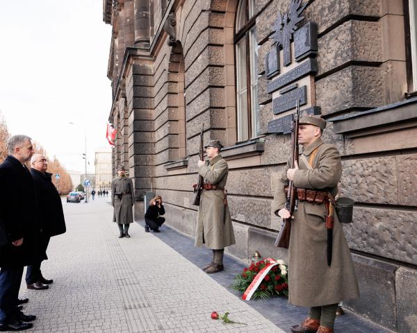 Złożenie kwiatów przy tablicy pamiątkowej Dowódców Powstania Wielkopolskiego- kliknij aby powiększyć