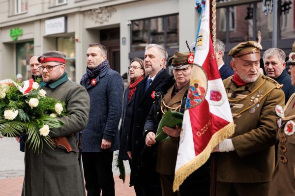 Złożenie kwiatów przy tablicy pamiątkowej Marynarzy Powstańców Wielkopolskich- kliknij aby powiększyć