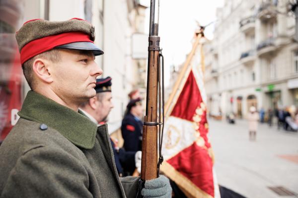 Złożenie kwiatów przy tablicy pamiątkowej Marynarzy Powstańców Wielkopolskich- kliknij aby powiększyć