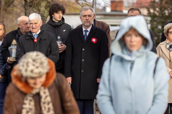 Złożenie kwiatów na mogile generała Józefa Dowbora-Muśnickiego na cmentarzu w Lusowie- kliknij aby powiększyć