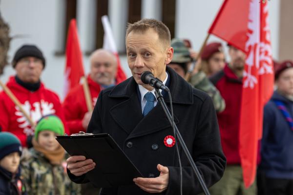 Złożenie kwiatów na mogile generała Józefa Dowbora-Muśnickiego na cmentarzu w Lusowie- kliknij aby powiększyć