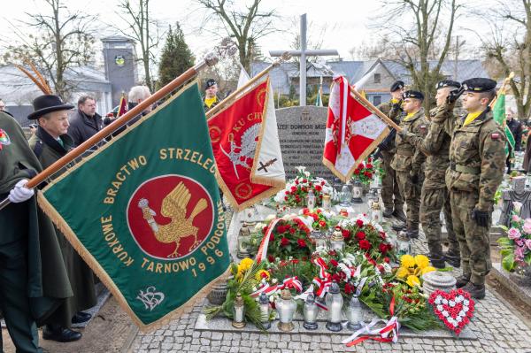 Złożenie kwiatów na mogile generała Józefa Dowbora-Muśnickiego na cmentarzu w Lusowie- kliknij aby powiększyć