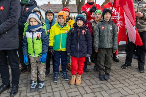 Złożenie kwiatów na mogile generała Józefa Dowbora-Muśnickiego na cmentarzu w Lusowie- kliknij aby powiększyć