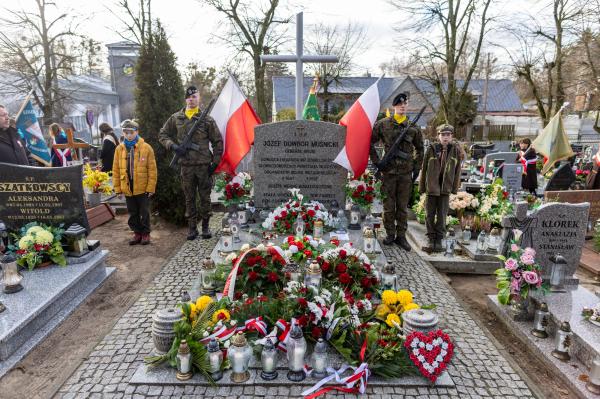 Złożenie kwiatów na mogile generała Józefa Dowbora-Muśnickiego na cmentarzu w Lusowie- kliknij aby powiększyć