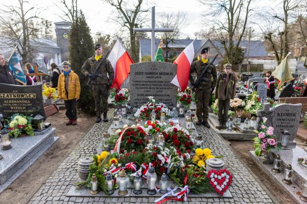 Złożenie kwiatów na mogile generała Józefa Dowbora-Muśnickiego na cmentarzu w Lusowie- kliknij aby powiększyć