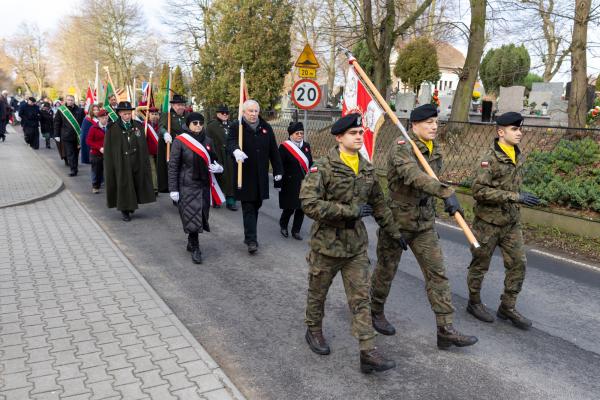 Złożenie kwiatów na mogile generała Józefa Dowbora-Muśnickiego na cmentarzu w Lusowie- kliknij aby powiększyć