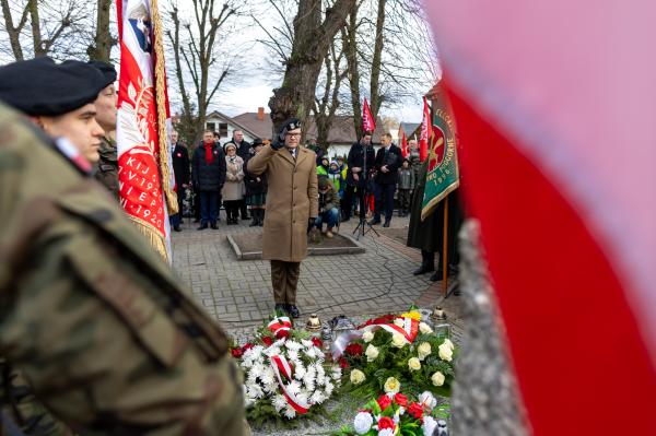 Złożenie kwiatów na mogile generała Józefa Dowbora-Muśnickiego na cmentarzu w Lusowie- kliknij aby powiększyć