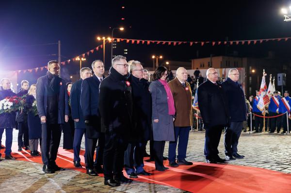 Centralne obchody 105. rocznicy wybuchu Powstania Wielkopolskiego przy pomniku Powstańców Wielkopolskich- kliknij aby powiększyć