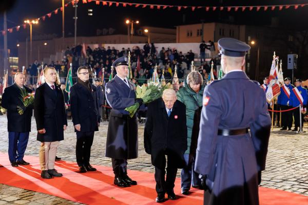 Centralne obchody 105. rocznicy wybuchu Powstania Wielkopolskiego przy pomniku Powstańców Wielkopolskich- kliknij aby powiększyć