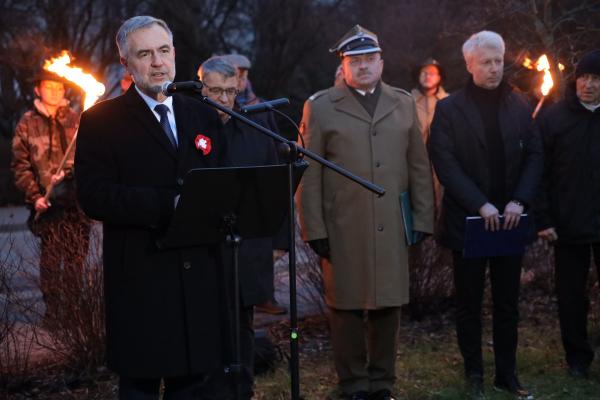 Marszałek Marek Woźniak wziął udział w uroczystościach przy Pomniku Poległych Winiarczyków - kliknij aby powiększyć