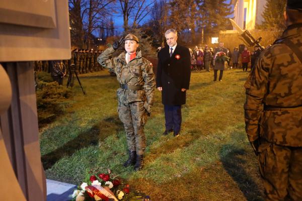 Marszałek Marek Woźniak wziął udział w uroczystościach przy Pomniku Poległych Winiarczyków - kliknij aby powiększyć