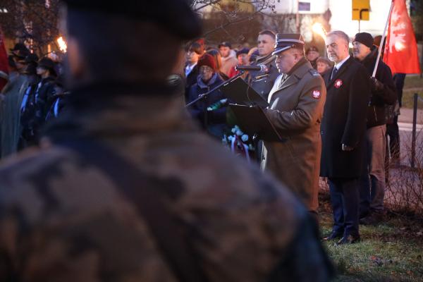 Marszałek Marek Woźniak wziął udział w uroczystościach przy Pomniku Poległych Winiarczyków - kliknij aby powiększyć