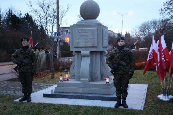 Marszałek Marek Woźniak wziął udział w uroczystościach przy Pomniku Poległych Winiarczyków - kliknij aby powiększyć