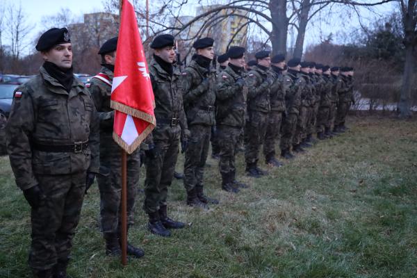 Marszałek Marek Woźniak wziął udział w uroczystościach przy Pomniku Poległych Winiarczyków - kliknij aby powiększyć