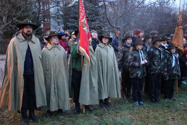 Marszałek Marek Woźniak wziął udział w uroczystościach przy Pomniku Poległych Winiarczyków - kliknij aby powiększyć