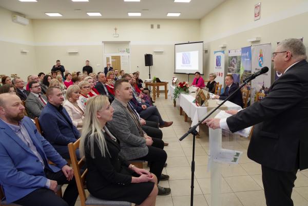 Krzysztof Grabowski Wicemarszałek Województwa Wielkopolskiego podpisuje w styczniu 2024 roku umowy ramowe z przedstawicielami 30 lokalnych grup działania (LGD)- kliknij aby powiększyć