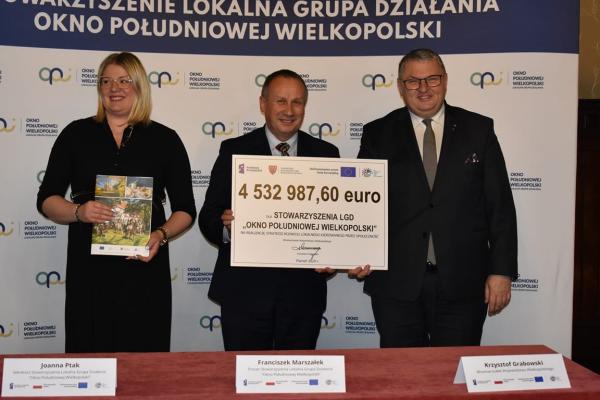 Krzysztof Grabowski Wicemarszałek Województwa Wielkopolskiego podpisuje w styczniu 2024 roku umowy ramowe z przedstawicielami 30 lokalnych grup działania (LGD)- kliknij aby powiększyć