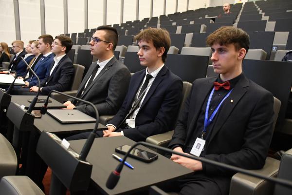 Młodzi radni podczas posiedzenia sesji - kliknij aby powiększyć