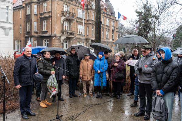 Z okazji 105. rocznicy podpisania rozejmu w Trewirze kończącego Powstanie Wielkopolskie w Poznaniu na Skwerze Marszałka Ferdynanda Focha odbyła się tradycyjna uroczystość. 

Fot: UMP- kliknij aby powiększyć