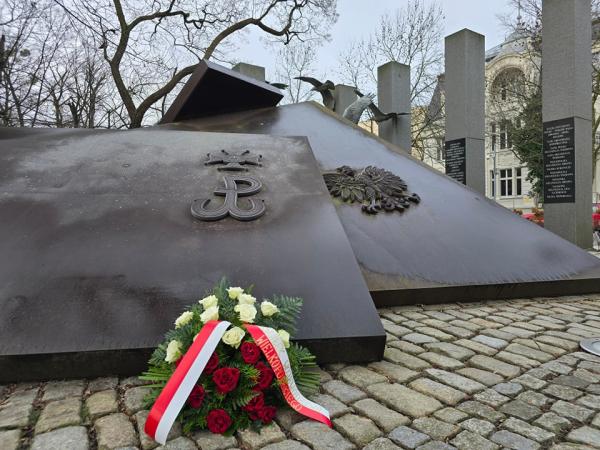 Kwiaty od Marszałka przy pomniku AK - kliknij aby powiększyć