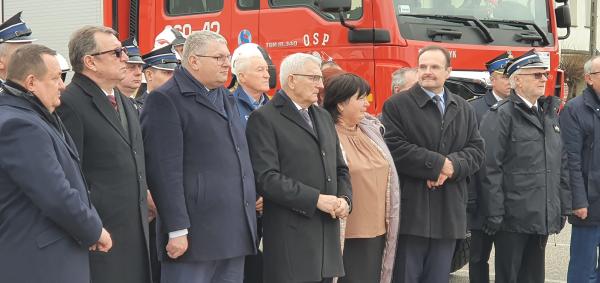 Wicemarszałek Krzysztof Grabowski wziął udział w przekazaniu wozu strażackiego z OSP Grochowy w Gminie Rychwał do Gminy Zubrești w Republice Mołdawii- kliknij aby powiększyć