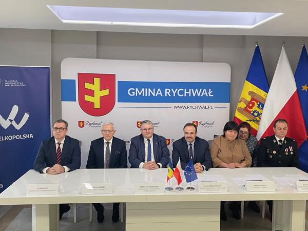 Wicemarszałek Krzysztof Grabowski wziął udział w przekazaniu wozu strażackiego z OSP Grochowy w Gminie Rychwał do Gminy Zubrești w Republice Mołdawii- kliknij aby powiększyć