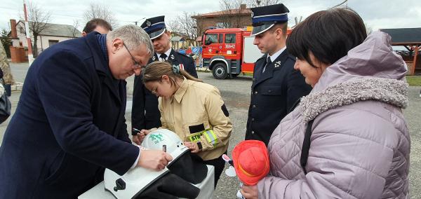 Wicemarszałek Krzysztof Grabowski wziął udział w przekazaniu wozu strażackiego z OSP Grochowy w Gminie Rychwał do Gminy Zubrești w Republice Mołdawii- kliknij aby powiększyć