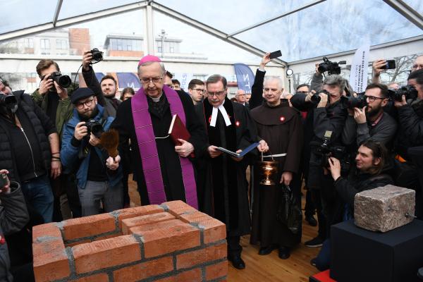 Poświęcenia kamienia dokonał arcybiskup Stanisław Gądecki i pastor Sławomir Rodaszyński z Poznańskiej Grupy Ekumenicznej - kliknij aby powiększyć