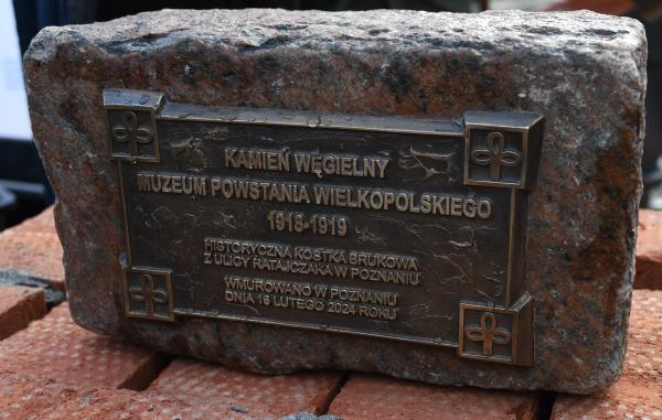 Historyczna kostka brukowa pozyskana z ulicy Ratajczaka w Poznaniu, gdzie padły pierwsze strzały zwycięskiej wielkopolskiej insurekcji z 1918 roku, stała się kamieniem węgielnym pod budowę nowego Muzeum Powstania Wielkopolskiego- kliknij aby powiększyć