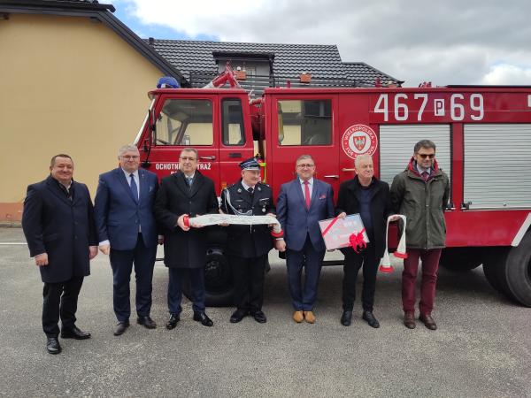 Gmina Łęka Opatowska przekazała specjalny samochód pożarniczy przedstawicielom mołdawskiej Gminy Izvoare.- kliknij aby powiększyć
