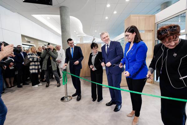 19 marca 2024 r. został otwarty nowo powstały budynku ambulatoryjnego marszałkowskiego Wielkopolskiego Centrum Onkologii przy ulicy Strzeleckiej 37 w Poznaniu- kliknij aby powiększyć