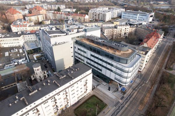 19 marca 2024 r. został otwarty nowo powstały budynku ambulatoryjnego marszałkowskiego Wielkopolskiego Centrum Onkologii przy ulicy Strzeleckiej 37 w Poznaniu.- kliknij aby powiększyć