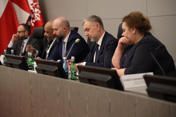 Wojewódzka Rada Dialogu Społecznego w piątek 22 marca przyjęła stanowisko skierowane do rządu w sprawie sytuacji w wielkopolskich zakładach należących do Polskiej Grupy Zbrojeniowej.- kliknij aby powiększyć