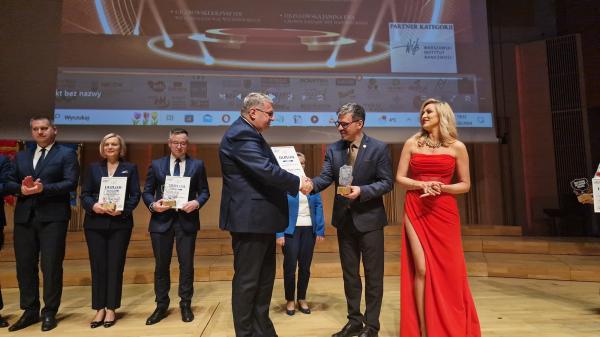 Wicemarszałek Krzysztof Grabowski otrzymał tytuł Samorządowca Przyjaznego Kołom Gospodyń Wiejskich.- kliknij aby powiększyć