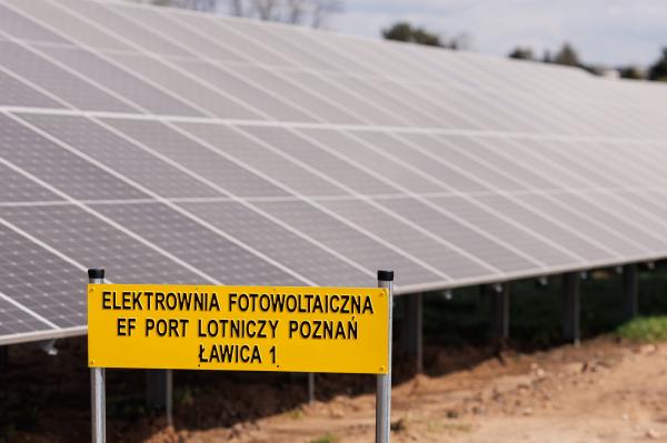 Lotnisko Ławica wykorzystuje energię ze słońca dzięki marszałkowskiemu wsparciu. W planach wodór - kliknij aby powiększyć