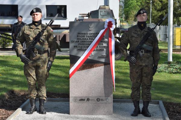 Odsłonięcie pomnika oficerów pomordowanych w Katyniu- kliknij aby powiększyć
