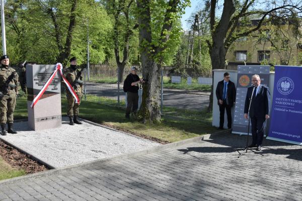 Odsłonięcie pomnika oficerów pomordowanych w Katyniu- kliknij aby powiększyć