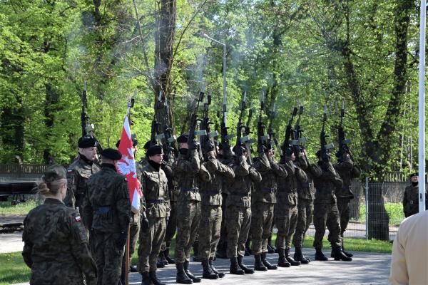 Odsłonięcie pomnika oficerów pomordowanych w Katyniu- kliknij aby powiększyć