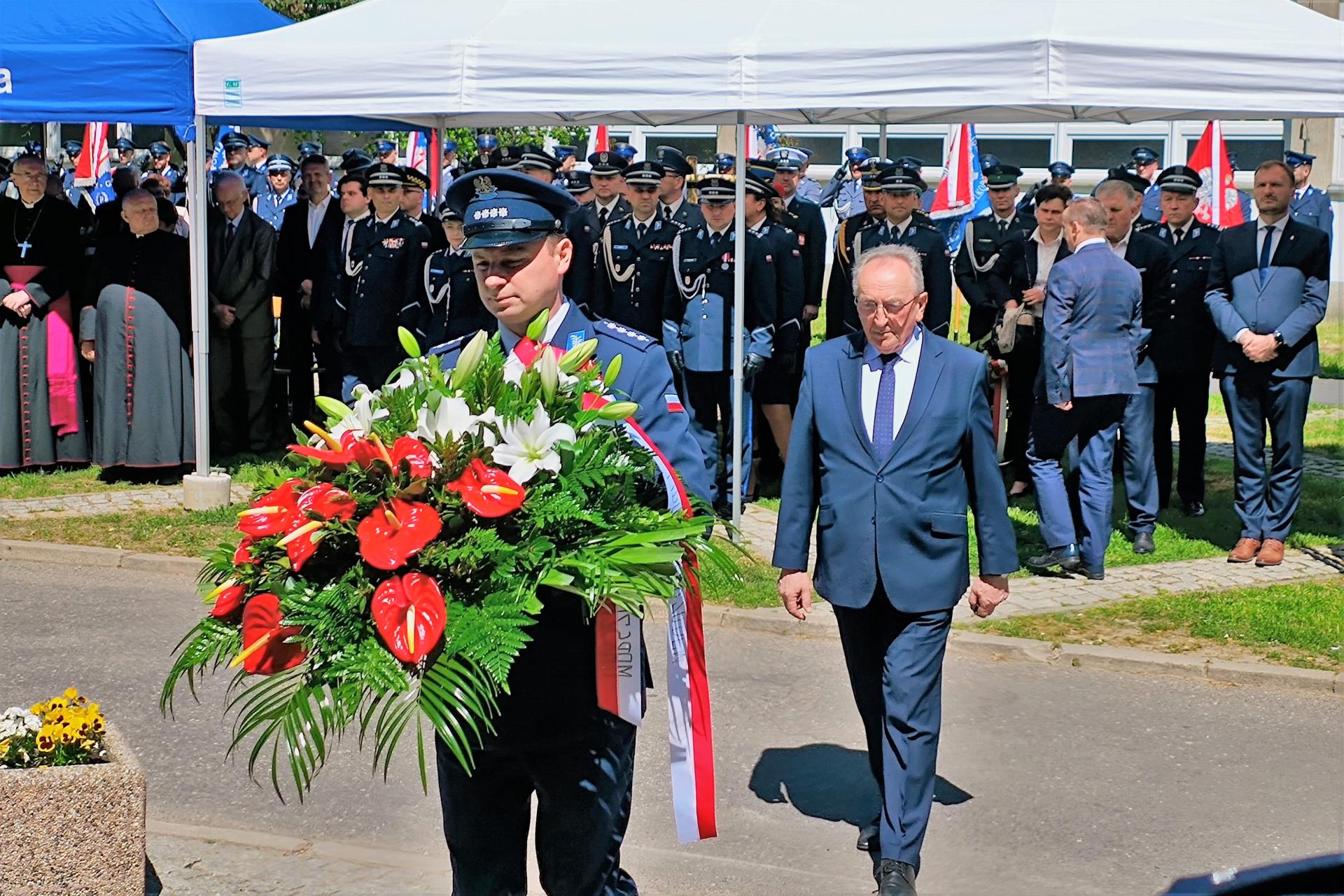 Apel ku czci wielkopolskich policjantów pomordowanych  przez nazistów i  - zobacz więcej