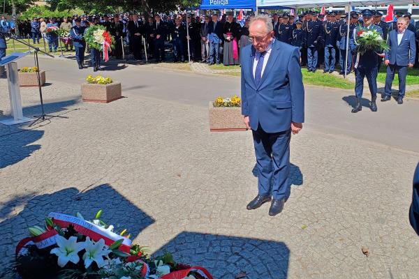 W uroczystym apelu upamiętniającym policjantów z międzywojennego województwa poznańskiego wziął udział Wicemarszałek Wojciech Jankowiak.- kliknij aby powiększyć