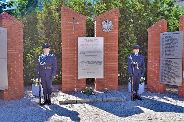 W uroczystym apelu upamiętniającym policjantów z międzywojennego województwa poznańskiego wziął udział Wicemarszałek Wojciech Jankowiak.- kliknij aby powiększyć