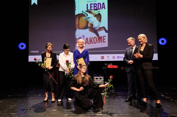 Literacka Nagroda Wielkopolskich Czytelników jest wspólną inicjatywą Samorządu Województwa Wielkopolskiego i Wojewódzkiej Biblioteki Publicznej i Centrum Animacji Kultury w Poznaniu.- kliknij aby powiększyć