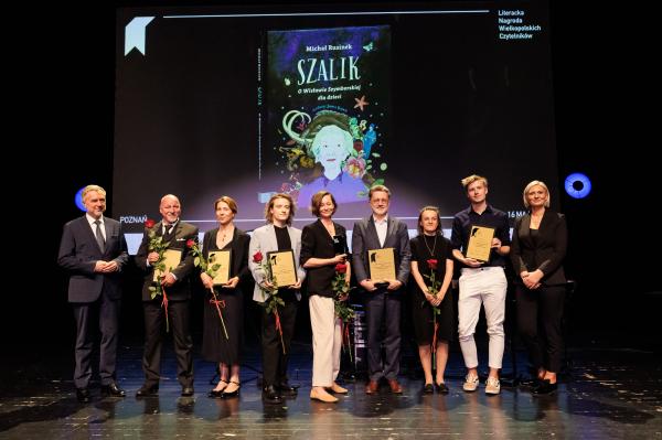 Literacka Nagroda Wielkopolskich Czytelników jest wspólną inicjatywą Samorządu Województwa Wielkopolskiego i Wojewódzkiej Biblioteki Publicznej i Centrum Animacji Kultury w Poznaniu.- kliknij aby powiększyć