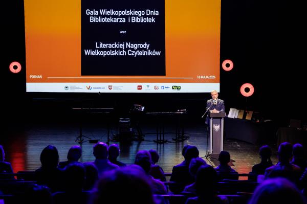 Literacka Nagroda Wielkopolskich Czytelników jest wspólną inicjatywą Samorządu Województwa Wielkopolskiego i Wojewódzkiej Biblioteki Publicznej i Centrum Animacji Kultury w Poznaniu.- kliknij aby powiększyć