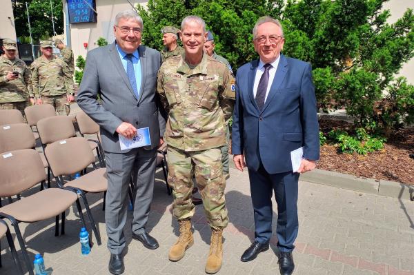 Wicemarszałek Wojciech Jankowiak odwiedził Kompleks Wojskowy Camp Kościuszko w Poznaniu.- kliknij aby powiększyć