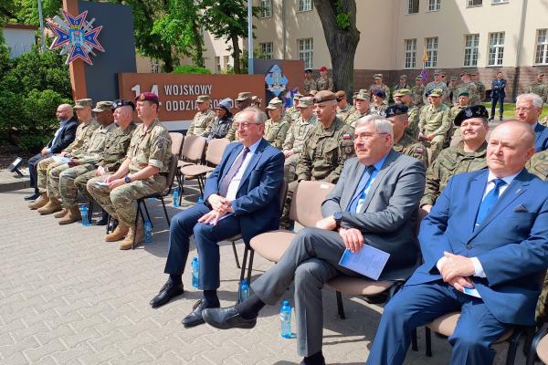 Wicemarszałek Wojciech Jankowiak odwiedził Kompleks Wojskowy Camp Kościuszko w Poznaniu.- kliknij aby powiększyć