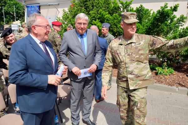 Wicemarszałek Wojciech Jankowiak odwiedził Kompleks Wojskowy Camp Kościuszko w Poznaniu.- kliknij aby powiększyć