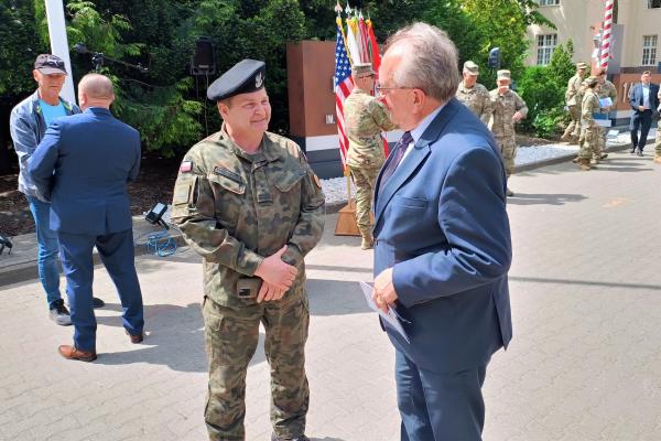 Wicemarszałek Wojciech Jankowiak odwiedził Kompleks Wojskowy Camp Kościuszko w Poznaniu.- kliknij aby powiększyć